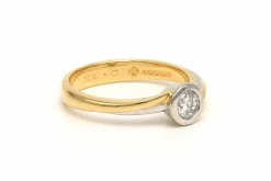 Bague contemporaine en or jaune et blanc 18 carats sertie d'un diamant (0.33ct)