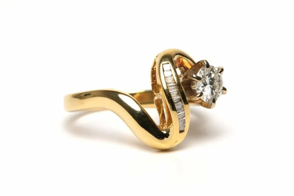 Bague contemporaine en or jaune 18 carats sertie de diamants