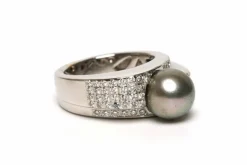 Bague contemporaine en or blanc, perle de Tahiti et diamants (+-0.396ct)