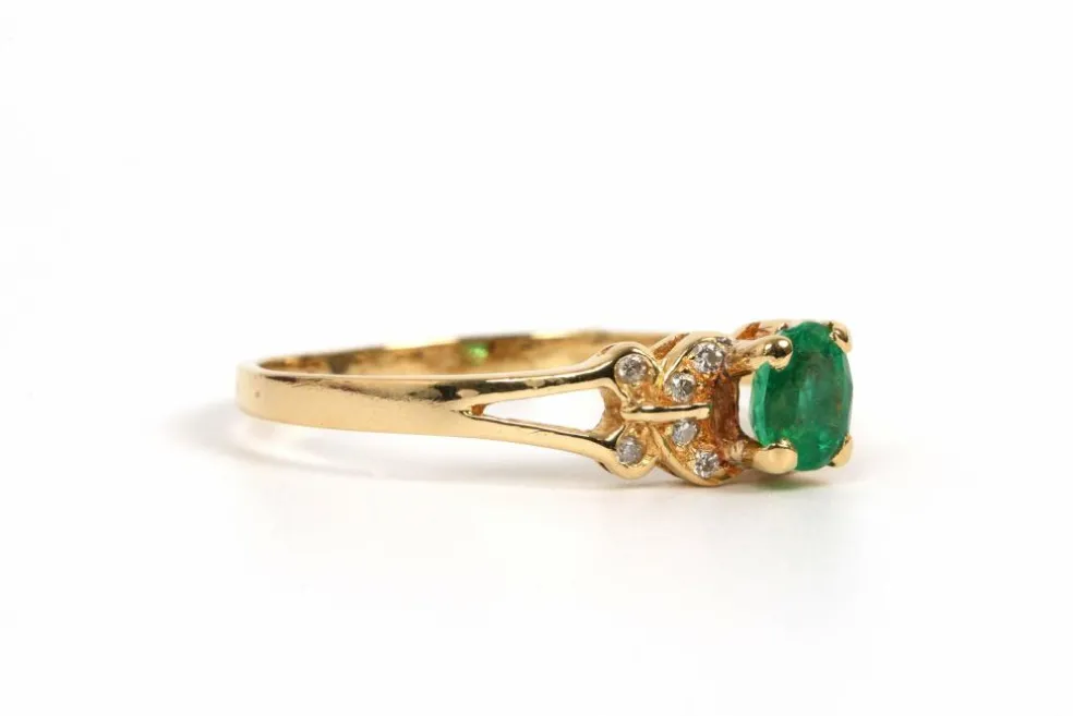 Bague contemporaine en or jaune 18 carats sertie d'une émeraude et de diamants