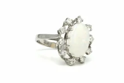 Bague contemporaine en or blanc 14 carats sertie d'une opale et de diamants