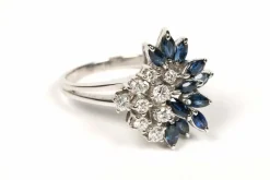 Bague contemporaine en or blanc sertie de saphirs et de diamants