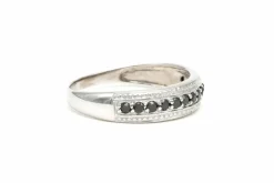 Bague contemporaine en or blanc 18 carats sertie de saphirs
