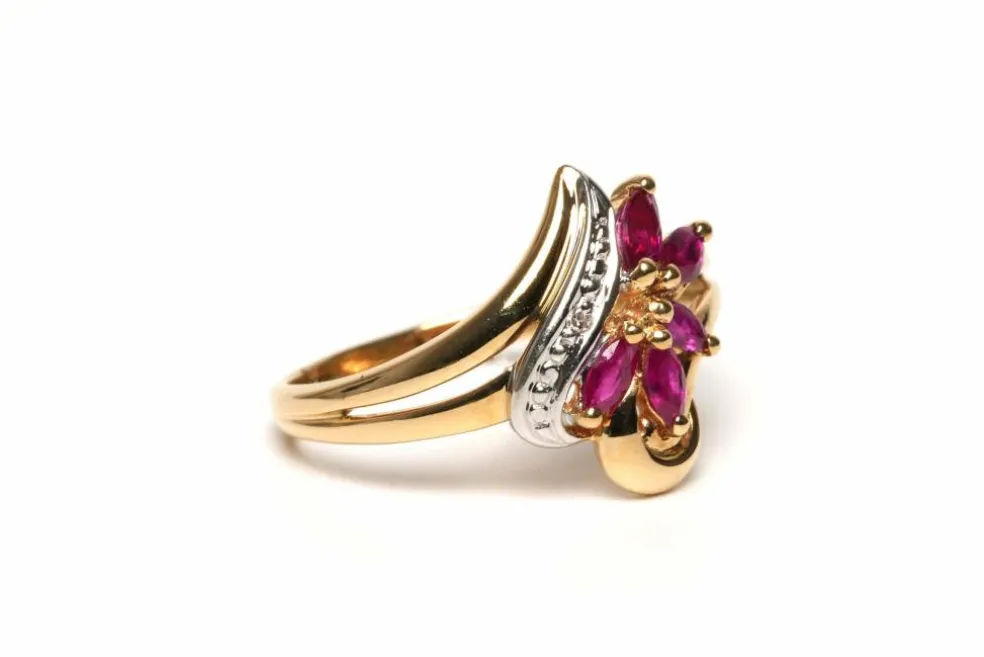 Bague contemporaine en or jaune 18 carats sertie de rubis et d'un diamant