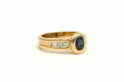 Bague contemporaine en or jaune 18 carats sertie d'un saphir et de diamants