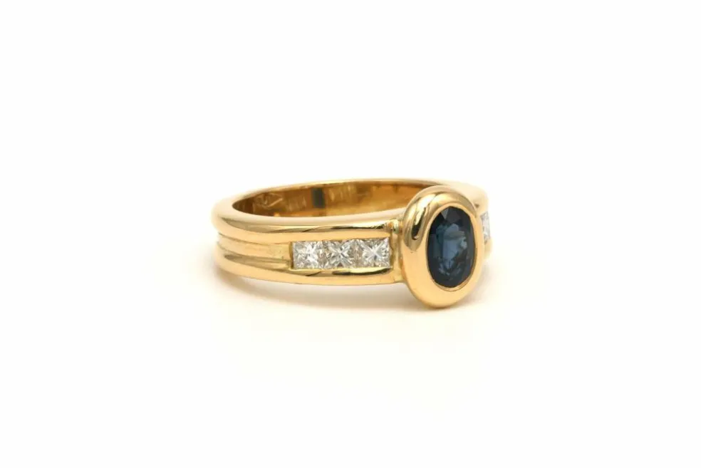 Bague contemporaine en or jaune 18 carats sertie d'un saphir et de diamants