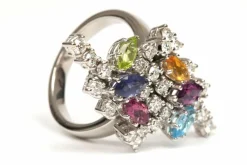 Bague contemporaine en or blanc, pierres multiples, diamants