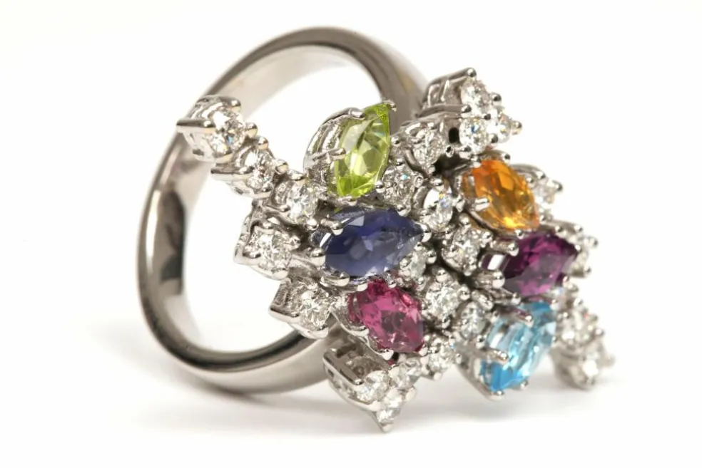 Bague contemporaine en or blanc, pierres multiples, diamants