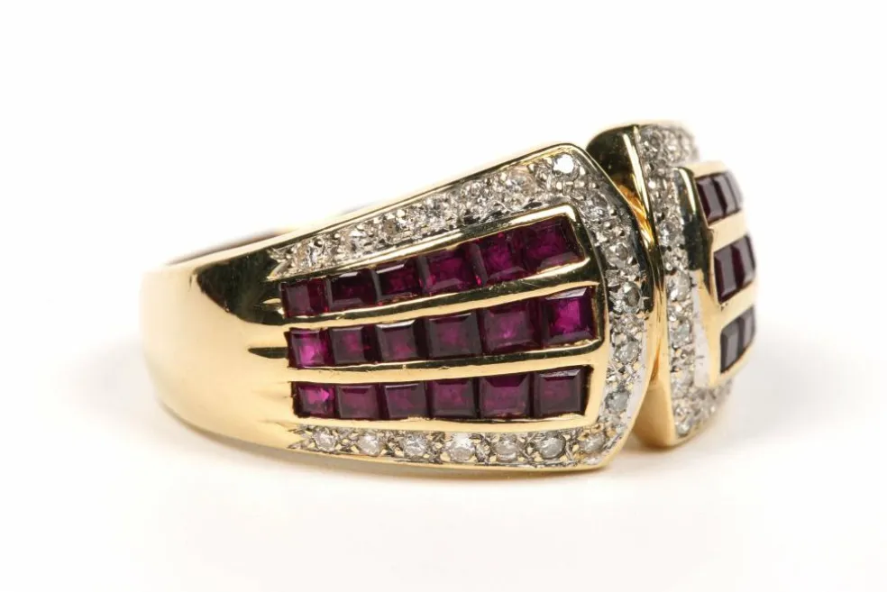 Bague contemporaine en or jaune sertie de rubis et de diamants