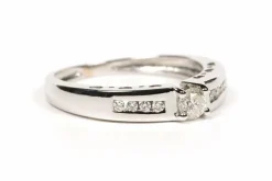 Bague contemporaine en or blanc sertie de diamants