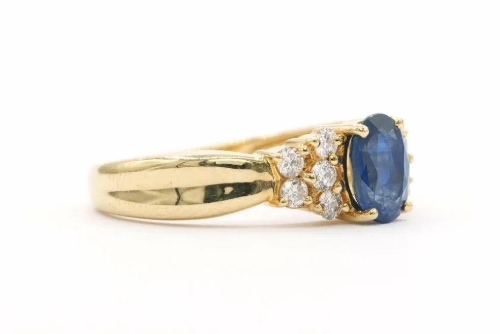 Bague contemporaine en or jaune sertie d'un saphir et de diamants