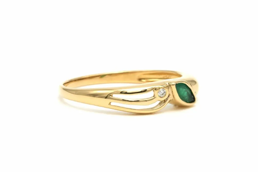 Bague contemporaine en or jaune 18 carats sertie d'une émeraude et d'un diamant
