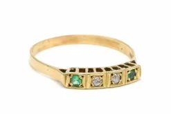Bague contemporaine en or jaune 18 carats sertie d'émeraudes et de diamants