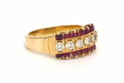 Bague contemporaine en or jaune 18 carats sertie de rubis et de diamants (0.42 carat)