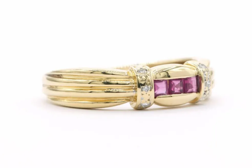 Bague contemporaine en or jaune sertie de rubis et de diamants