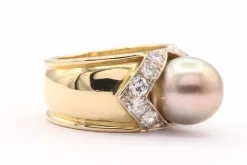 Bague contemporaine en or jaune sertie d'une perle et de diamants