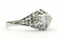 Bague contemporaine en or blanc sertie d'un diamant