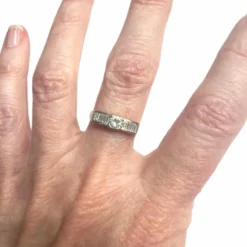 Bague contemporaine moderne en or avec diamants