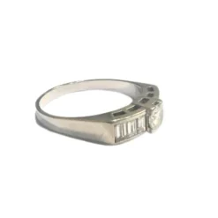 Bague contemporaine moderne en or avec diamants