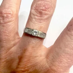 Bague contemporaine moderne en or avec diamants