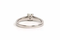 Bague contemporaine or blanc, diamant taille brillant