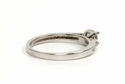 Bague contemporaine or blanc, diamant taille brillant