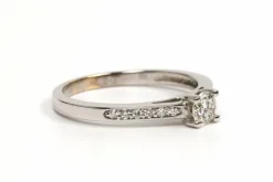 Bague contemporaine or blanc, diamant taille brillant