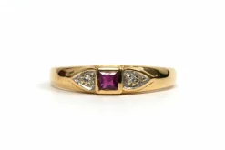 Bague contemporaine or jaune, rubis, diamants