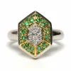 Bague contemporaine or jaune et blanc, émeraudes et diamants