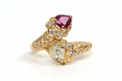 Bague contemporaine or jaune, rubis, diamant poire et diamants