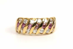 Bague contemporaine or jaune, rubis, diamants