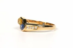 Bague contemporaine or jaune, saphirs bleu et jaune, diamants