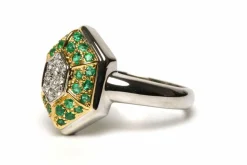 Bague contemporaine or jaune et blanc, émeraudes et diamants