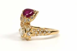 Bague contemporaine or jaune, rubis, diamant poire et diamants