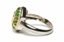 Bague contemporaine or jaune et blanc, émeraudes et diamants