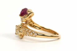 Bague contemporaine or jaune, rubis, diamant poire et diamants
