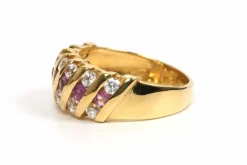 Bague contemporaine or jaune, rubis, diamants