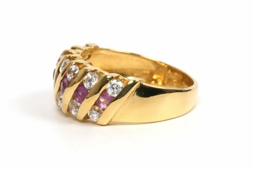 Bague contemporaine or jaune, rubis, diamants