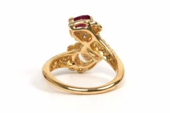 Bague contemporaine or jaune, rubis, diamant poire et diamants