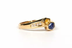 Bague contemporaine or jaune, saphirs bleu et jaune, diamants