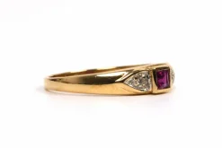 Bague contemporaine or jaune, rubis, diamants