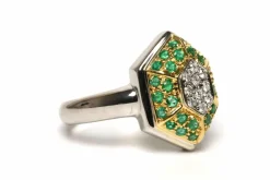 Bague contemporaine or jaune et blanc, émeraudes et diamants