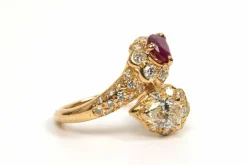 Bague contemporaine or jaune, rubis, diamant poire et diamants