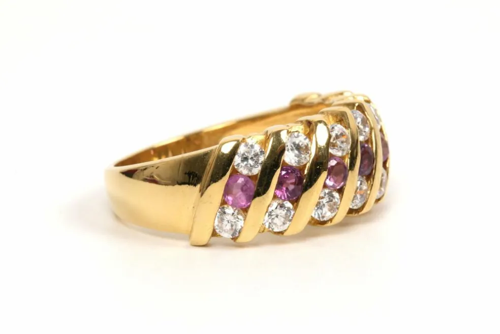 Bague contemporaine or jaune, rubis, diamants