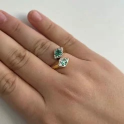 Bague contraire avec émeraudes et diamants