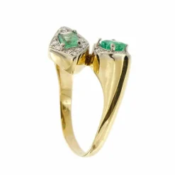 Bague contraire avec émeraudes et diamants