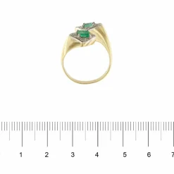 Bague contraire avec émeraudes et diamants