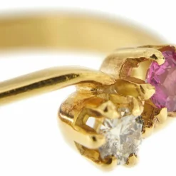 Bague contraire avec rubis et diamant