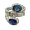 Bague « Contrarie » en or blanc 18 kt, saphirs et diamants