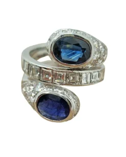 Bague « Contrarie » en or blanc 18 kt, saphirs et diamants